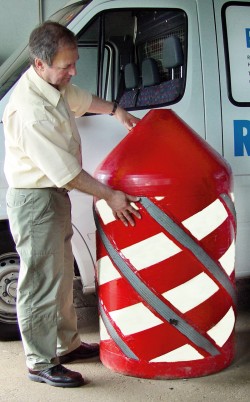 RTK-Firmengründer Herbert Keller mit einem Molch für große Rohrdurchmesser.