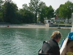 Per Boot barg unser Team die eingesetzten Reinigungsmolche aus dem See.